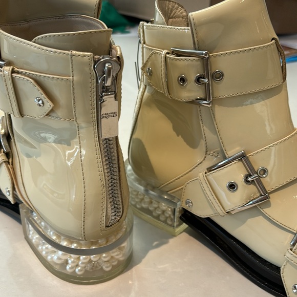 Alexander McQueen Runway Ivory Pearl Diamond Heel Patent Leather Boots Sz 38 - Picture 4 of 11